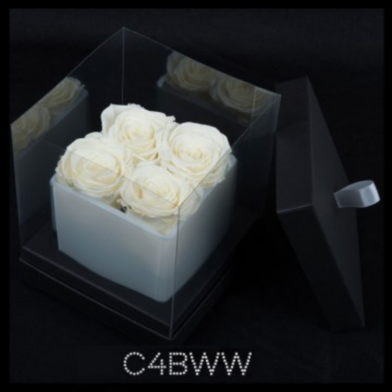 Cube blanc 4 roses blanches (boîte noire)