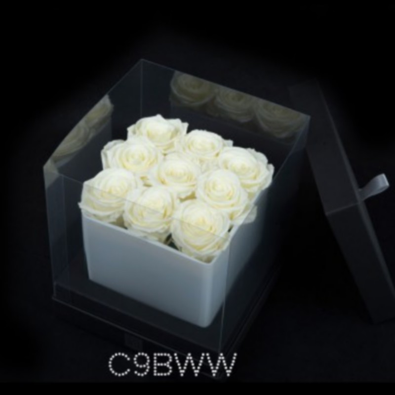 Cube blanc 9 roses blanches (boîte noire)